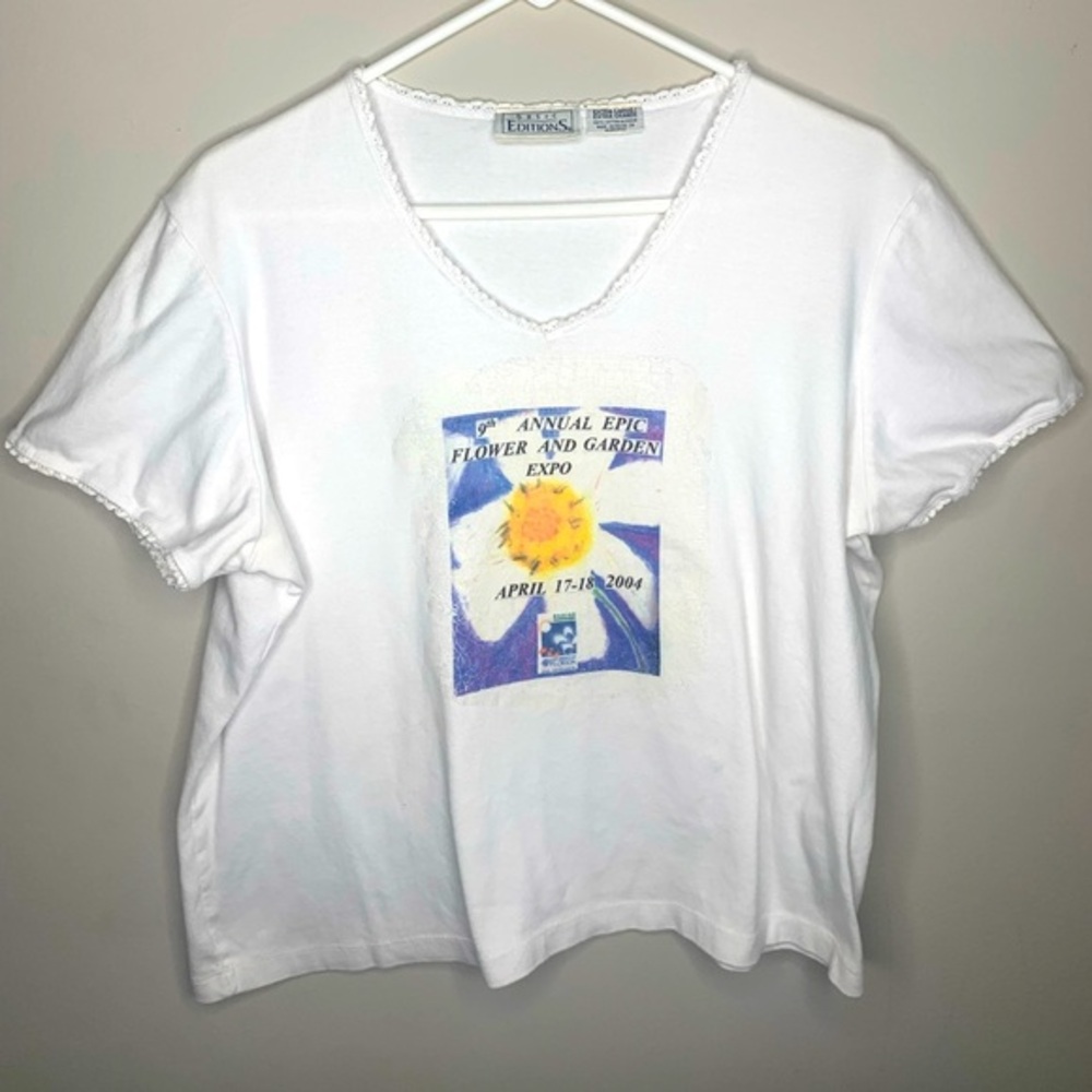 Vintage 2004 Y2K Lace Hemmed V Neck T Shirt Basic Editions Flower & Garden Expo